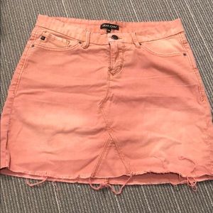 peach distressed skirt!